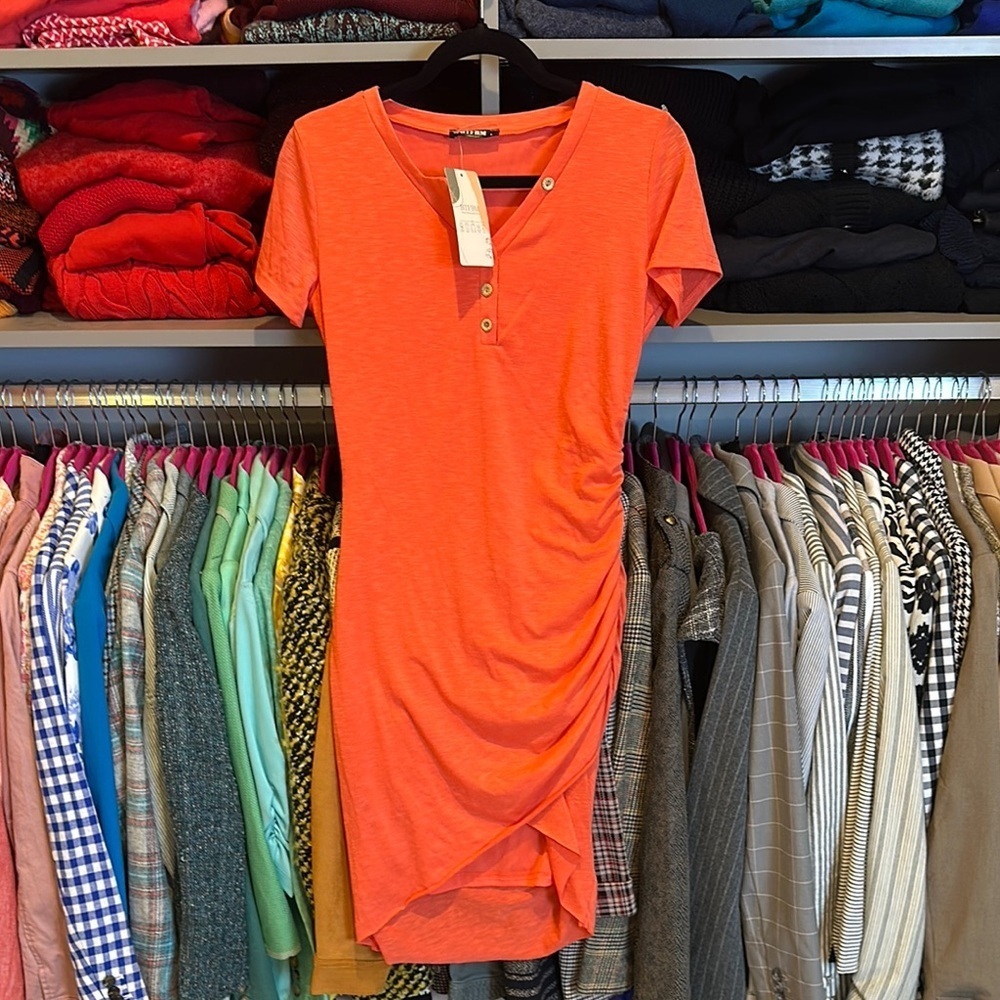 BTFBM orange short sleeve side ruched t shirt midi dress size S NWT